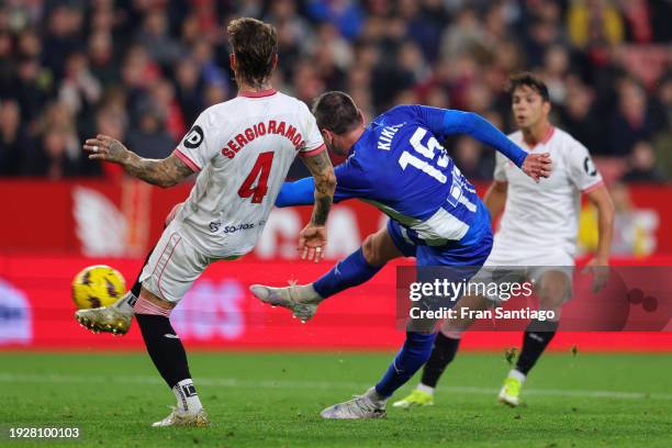 Kike of Deportivo Alaves scores his team's second goal during the LaLiga EA Sports match between Sevilla FC and Deportivo Alaves at Estadio Ramon...