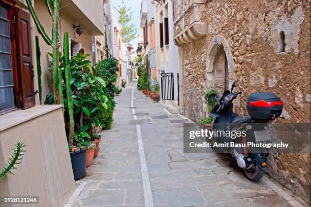 view of the narrow streets of old town rethymnon, crete - rethymnon town stock-fotos und bilder