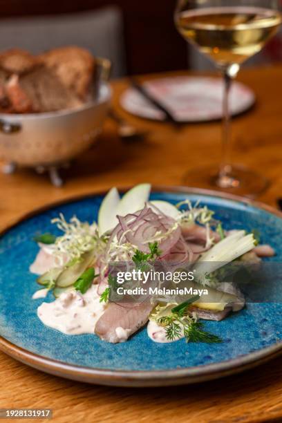 weißfischfilet-vorspeise mit endiviensalat, grünem apfel und dill-sahnesauce, serviert im michelin-sterne-gourmetrestaurant - französische küche stock-fotos und bilder