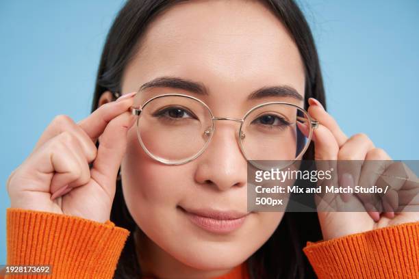 portrait of young woman wearing glasses - shopping candid stock pictures, royalty-free photos & images