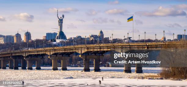 motherland mother monument , scenic view in winter season of kyiv city. - kiev foto e immagini stock