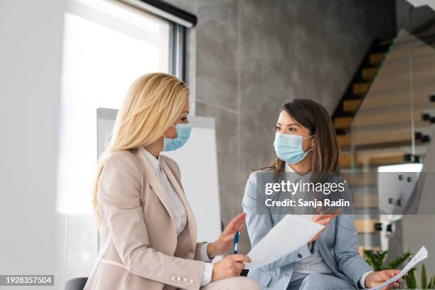 two women talking in the office - business meeting mask stock pictures, royalty-free photos & images