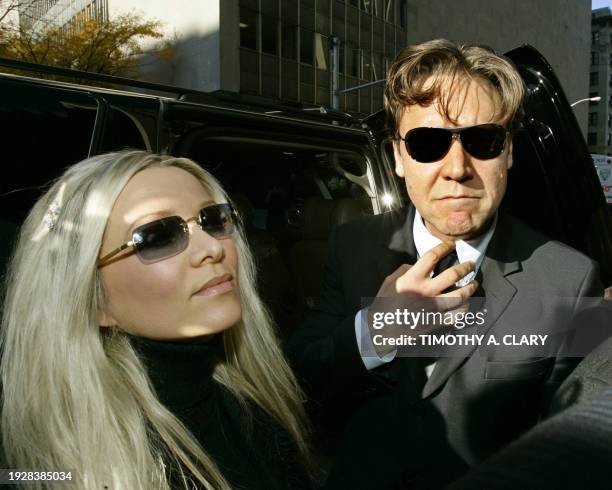 Movie star Russell Crowe fixes his tie as he arrives at Manhattan Criminal Court with his wife Danielle Spencer 18 November 2005 to appear on charges...