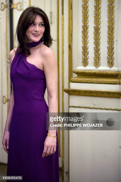 France's President Nicolas Sarkozy's wife Carla Bruni-Sarkozy welcomes the guests at a state dinner at the Elysee Palace, on March 10, 2008 in Paris....