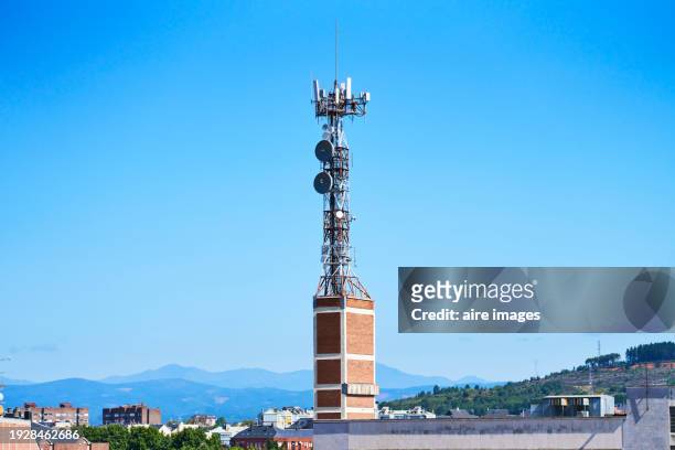 exterior of a large telecommunication antenna on a city radio station on a sunny day, front view - sunny leon stockfoto's en -beelden