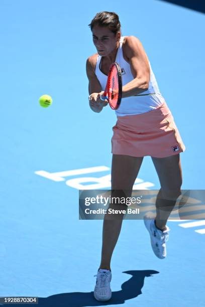 Emma Navarro of USA plays a backhand in her match against Elise Mertens of Belgium during day six of the 2024 Hobart International at Domain Tennis...