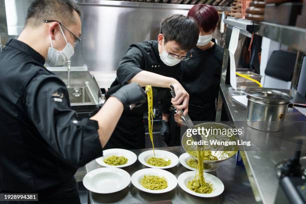 chef plating pasta - xiamen stock pictures, royalty-free photos & images