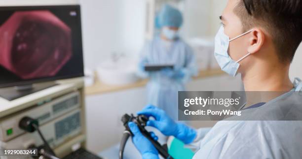 el médico realiza una colonoscopia para una cirugía tumoral - colon fotografías e imágenes de stock