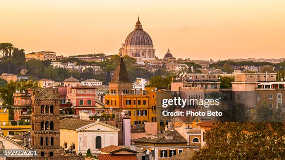 Uma esplêndida paisagem urbana ao pôr do sol do coração histórico de Roma vista do terraço do Monte Aventino Uma esplêndida paisagem urbana ao pôr do sol do coração histórico de Roma vista do terraço do Monte Aventino
