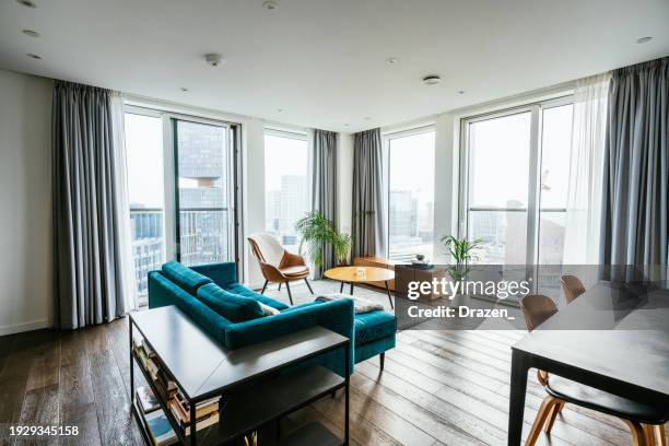 modern apartment with large windows - apartamento imagens e fotografias de stock