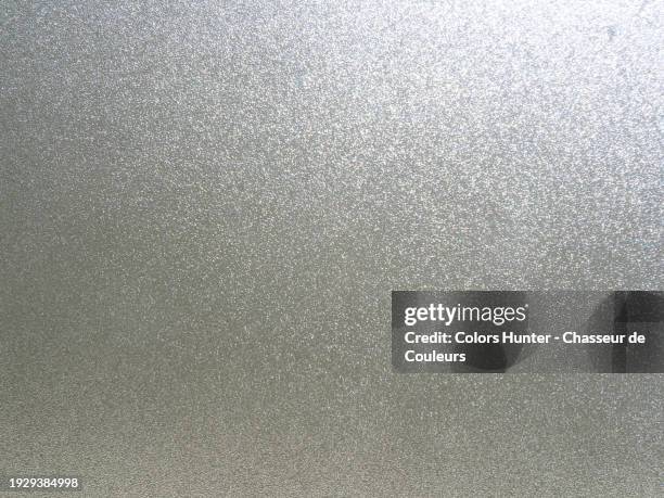close-up of an aluminum plate on which the sunlight is reflected. smooth surface. natural colors. paris, france. - couleur argentée photos et images de collection