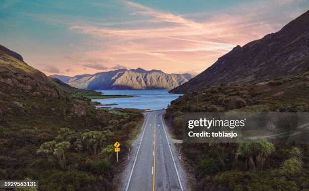 new zealand road trip at lake hawea - ilha do sul da nova zelândia imagens e fotografias de stock
