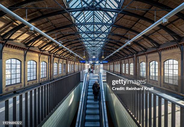 rückansicht eines mannes auf der rolltreppe am berliner bahnhof bellevue - reinhard krull stock-fotos und bilder