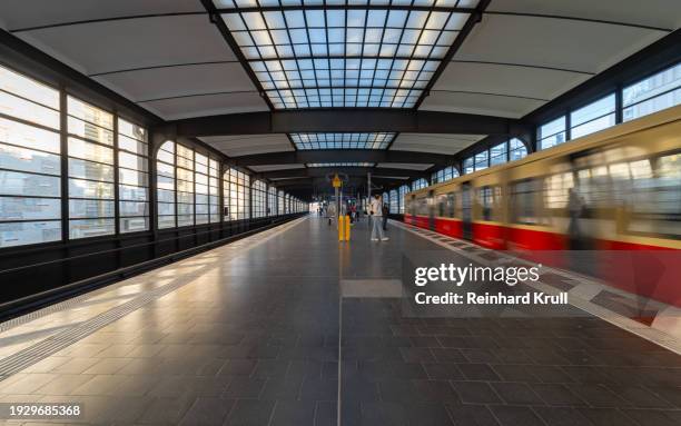 unscharfe bewegung des s-bahn-zuges bei der ankunft der u-bahn-station berlin zoologischer garten - reinhard krull stock-fotos und bilder