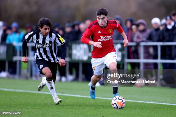 Harry Amass of Manchester United U18 runs with the ball whilst under pressure from Matheos Ferreira of Newcastle United U18 during the U18 Premier...