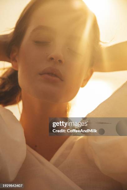 godersi il sole - bellezza naturale foto e immagini stock