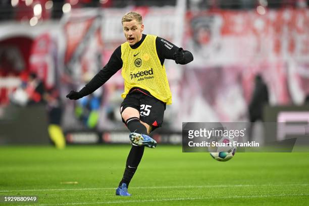 Donny van de Beek of Eintracht Frankfurt warms up prior to the Bundesliga match between RB Leipzig and Eintracht Frankfurt at Red Bull Arena on...