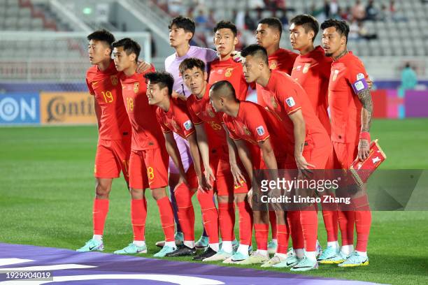 Players of China line up for a team photo prior to the AFC Asian Cup Group A match between China and Tajikistan at Abdullah Bin Khalifa Stadium on...
