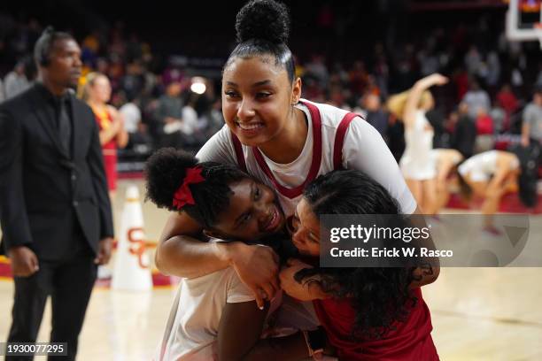 JuJu Watkins in action, hugs young fans following game vs Oregon State at the Galen Center. Los Angeles, CA 1/5/2024 CREDIT: Erick W. Rasco