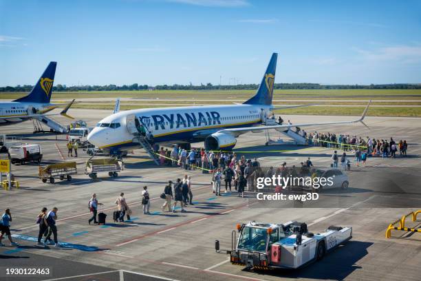 boarding einer boeing 737-max von ryanair - ryanair stock-fotos und bilder