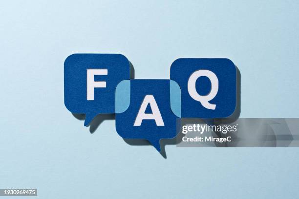 paper craft faq speech bubble on blue background - vragen en antwoorden stockfoto's en -beelden