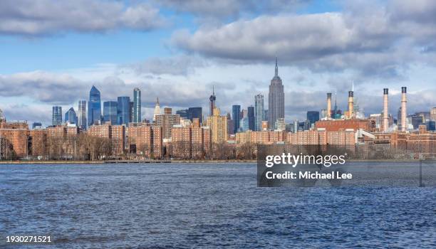 sunny riverfront view of manhattan skyline - new york skyline stock pictures, royalty-free photos & images