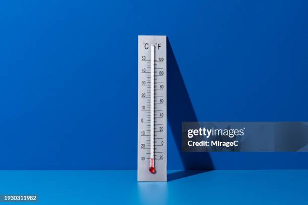 thermometer indicates extremely low temperature - termometro fotografías e imágenes de stock