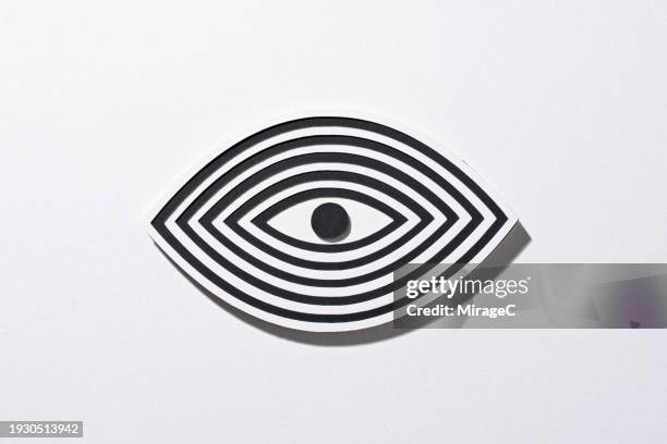 black and white striped hypnotic eyes paper craft - imagen virada fotografías e imágenes de stock