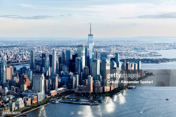 manhattan downtown skyscrapers and hudson river seen from helicopter, new york city, usa - new-york-city photos et images de collection