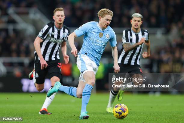 Kevin De Bruyne of Manchester City runs with the ball during the Premier League match between Newcastle United and Manchester City at St. James Park...