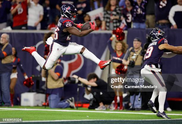 Devin Singletary of the Houston Texans scores a 19 yard touchdown against the Cleveland Browns during the fourth quarter in the AFC Wild Card...