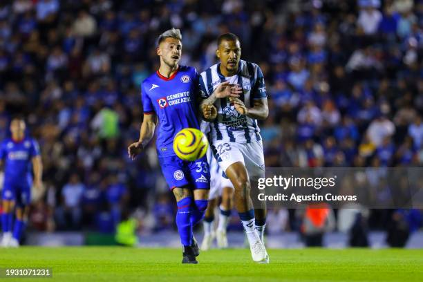 Gonzalo Piovi of Cruz Azul fights for the ball with Jose Salomon Rondon of Pachuca during the 1st round match between Cruz Azul and Pachuca as part...