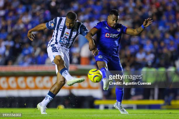 Jose Salomon Rondon of Pachuca fights for the ball with Willer Ditta of Cruz Azul during the 1st round match between Cruz Azul and Pachuca as part of...