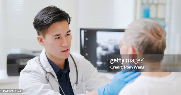 médico palpación de la glándula tiroides - vía-respiratoria fotografías e imágenes de stock