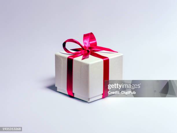 minimalist gift box with red ribbon - verjaardagskado stockfoto's en -beelden