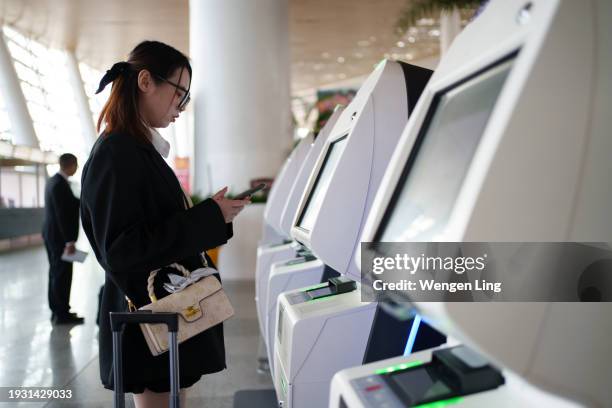 passengers checking in at the airport - xiamen stock pictures, royalty-free photos & images