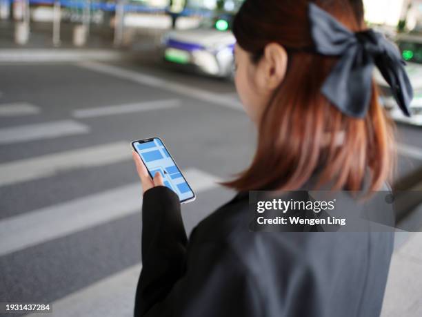 people looking at mobile phone navigation maps - searching phone stock pictures, royalty-free photos & images