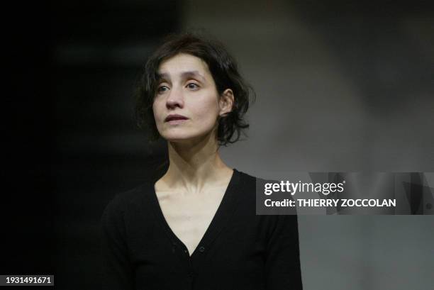 La comédienne Nathalie Vannereau répète la pièce "La diagonale de Tchernobyl" du metteur en scène et directeur artistique Bruno Boussagol, le 11...