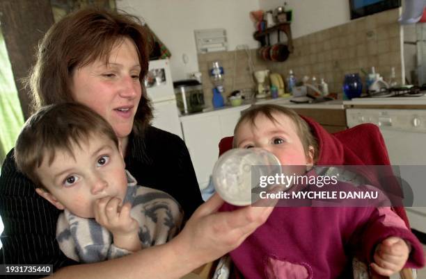 Kathy, en congé parental, donne le biberon à sa fille Lisa , au côté de son fils Maxime , le 28 avril 2003 à son domicile à Jurques. Le Premier...