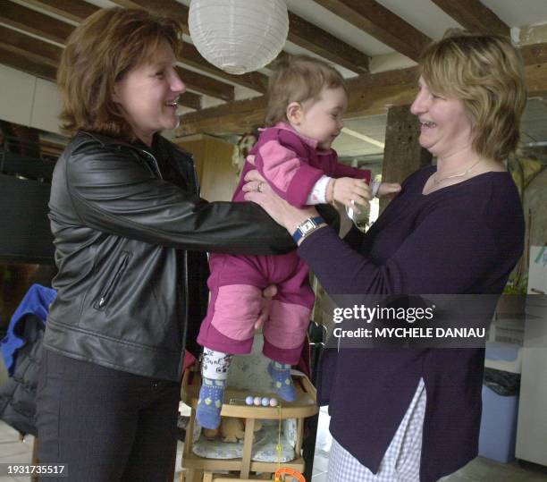 Kathy , en congé parental, confie sa fille Lisa à sa nounou, le 28 avril 2003 à Jurques. Le Premier ministre Jean-Pierre Raffarin préside le 29 avril...