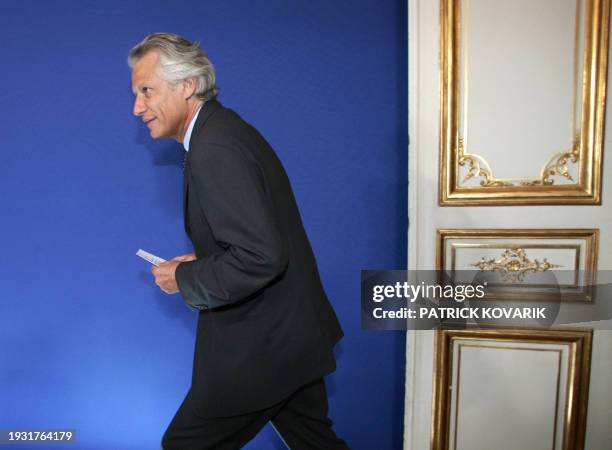 Le Premier ministre Dominque de Villepin arrive, le 22 septembre 2005 dans une salle de l'Hôtel Matignon à Paris, pour annoncer des mesures en faveur...