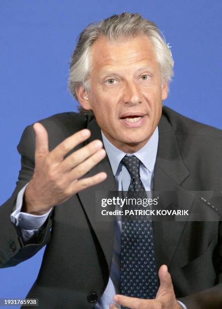 Le Premier ministre Dominque de Villepin annonce, le 22 septembre 2005 à l'Hôtel Matignon à Paris, des mesures en faveur de la natalité, après avoir...