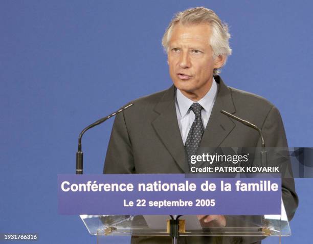 Le Premier ministre Dominque de Villepin annonce, le 22 septembre 2005 à l'Hôtel Matignon à Paris, des mesures en faveur de la natalité, après avoir...