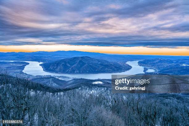 the beautiful danube river curve at dawn, pest county, hungary - hungary stock pictures, royalty-free photos & images