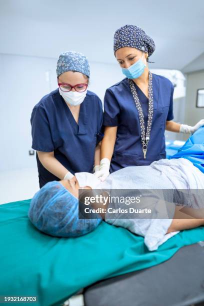 women doctors in follicular puncture preparation in the operation room - ovarian cyst imagens e fotografias de stock