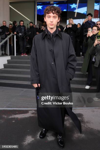 Troye Sivan arrives at the Prada fashion show during the Milan Menswear Fall/Winter 2024-2025 on January 14, 2024 in Milan, Italy.