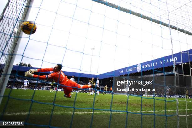 Jake Livermore of Watford scores their team's first goal pas during the Sky Bet Championship match between Queens Park Rangers and Watford at Loftus...