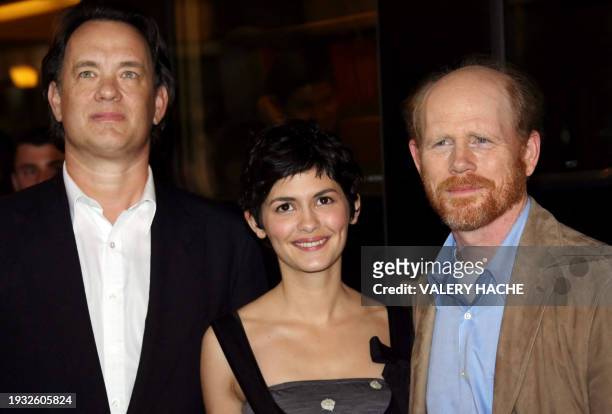 Actro Tom Hanks, French actress Audrey Tautou and US director Ron Howard pose upon their arrival at the Cannes train station 16 May 2006 on the eve...