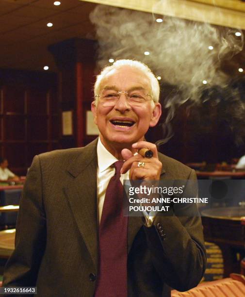 Le PDG du groupe Partouche Isidore Partouche fume un cigare, le 19 juillet 2001 à Aix-en-Provence, dans son nouveau casino présenté comme le plus...