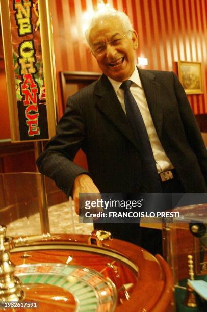 Le président du conseil de surveillance du groupe Partouche, leader français du marché des casinos, Isidore Partouche , pose devant une "roulette",...